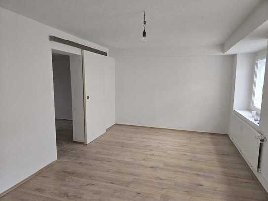 Neu sanierte 2-Zimmer-EG-Wohnung mit Einbauküche