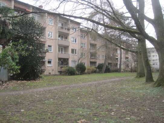 Hier findet jeder seinen Platz: Modernisierte 2-Zi.-Wohnung mit Balkon in Stadtlage