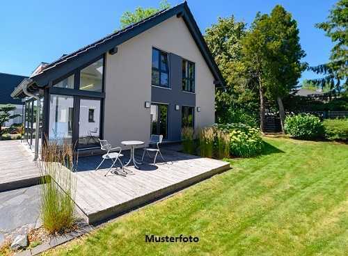 Freistehendes Einfamilienhaus mit Garage und Carport