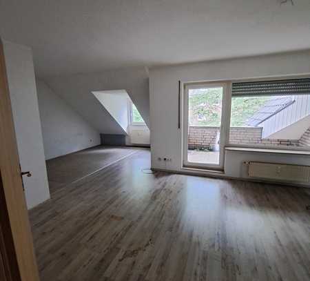 Gemütliche Dachgeschoss-Wohnung mit Balkon in der Schulstraße 9 zu vermieten!