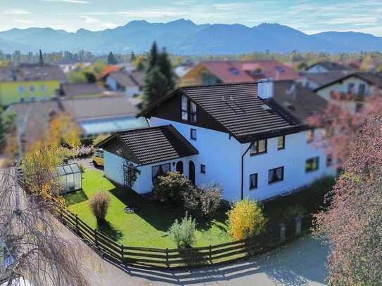 Wertige Doppelhaushälfte mit Garten und großzügigem Balkon in Feldrandlage von Neubeuern !