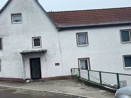 Kernsanierungsbedürftiges Einfamilienhaus in Altheim mit einer Nutzfläche von ca. 90,00 m²!!