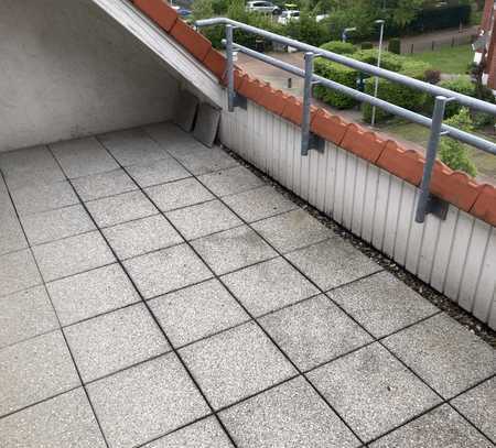 GARBSEN-MITTE: 3-Zi.-DG-Wohnung (3. OG) mit großer Süd-Loggia