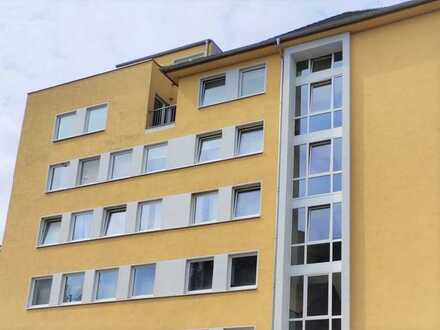 Saniertes Wohn- und Geschäftshaus. 16-Fach. 24 Balkonwohnungen. 4 Ladenlokale. 2050m².