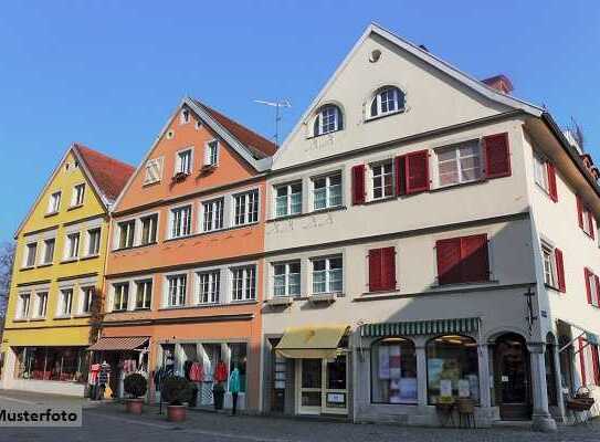 Beherbergungsstätte mit Einfamilienhaus und Parkplätzen