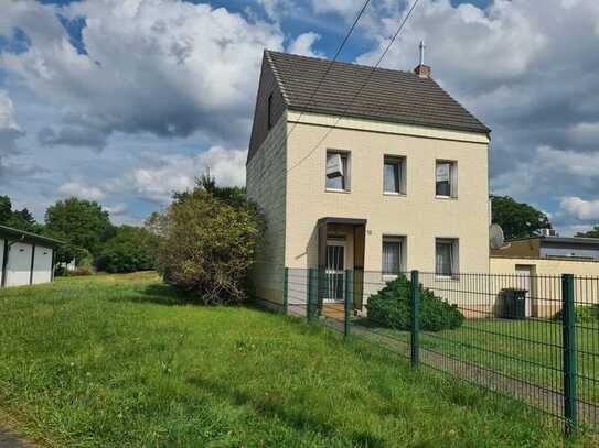 Stark sanierungsbedürftiges Einfamilienhaus in Köln-Flittard