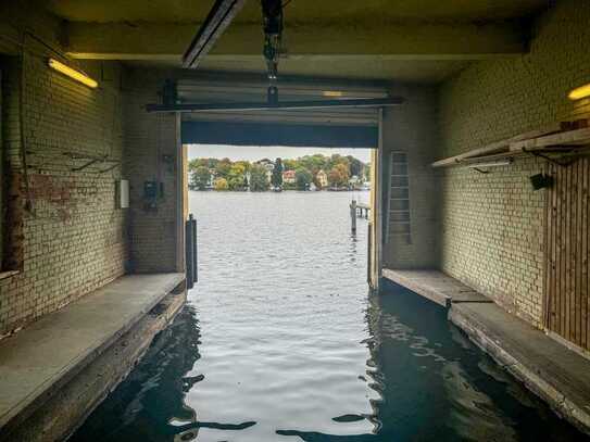 Bootshaus-Unikat mit exklusiv zugänglicher Wasserfront