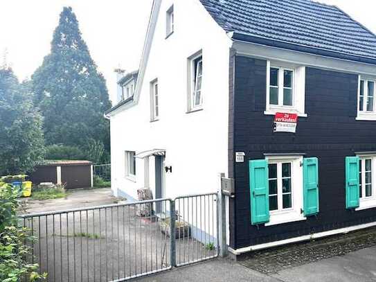 SOLINGEN - EINFAMILIENHAUS - FREISTEHEND - MIT 2 GARAGEN UND GARTENGRUNDSTÜCK