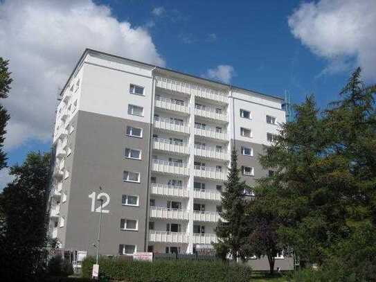 Super Ausblick und top saniert: 2 Zimmer Wohnung mit Balkon und Fahrstuhl.