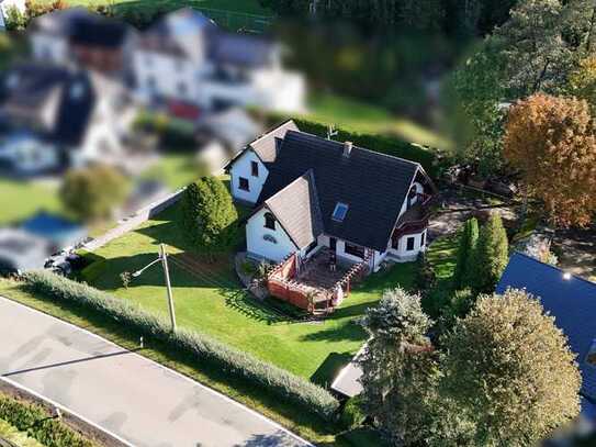 Traumhaus sucht neue Eigentümer: Großes EFH mit Einliegerwohnung & tollem Garten in Elterlein