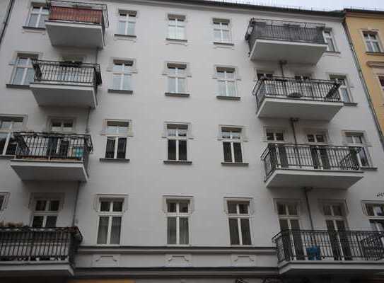 Freie Altbauwohnung mit Balkon und Grünblick in Berlin Friedrichshain