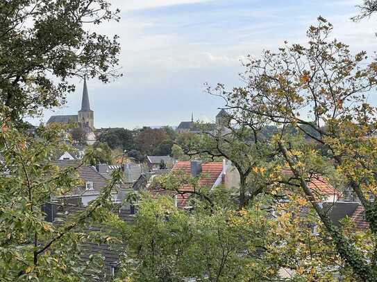 Modernisierungbedürftige 3.5-Zimmer-Eigentumswohnung mit Balkon und Blick über die Stadt