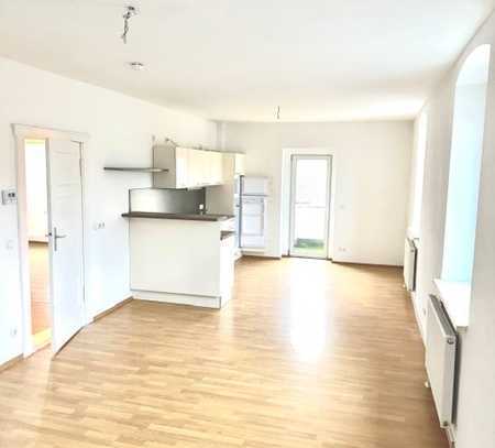 Jetzt schnell sein! Geschmackvolle 2-Zimmer-Wohnung mit geh. Innenausstattung mit Balkon und EBK