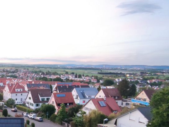 4,5-Zimmer-DG-Wohnung in ruhigem Wohngebiet und Blick über die Fildern