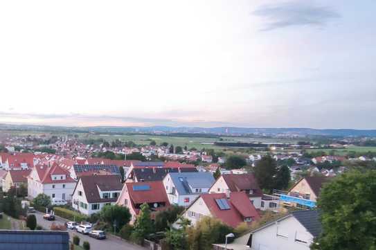 4,5-Zimmer-DG-Wohnung in ruhigem Wohngebiet und Blick über die Fildern