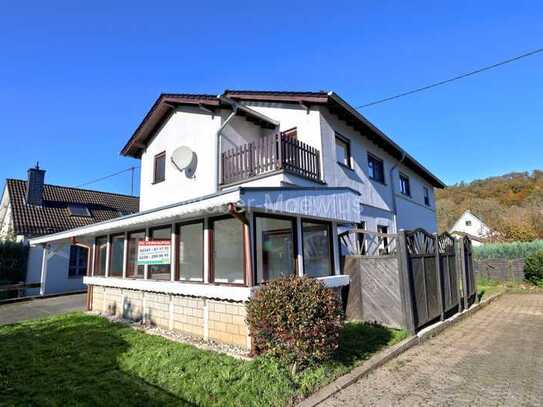 Freistehendes Zweifamilienhaus mit Wintergarten, Balkonen, Terrasse und Garage