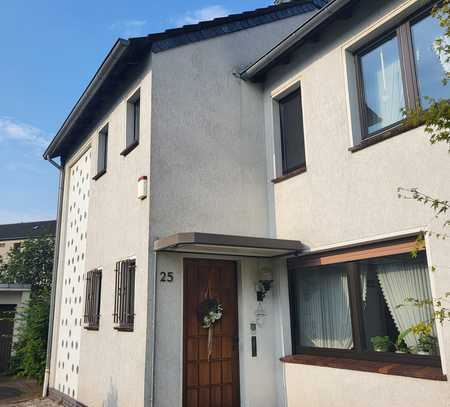 Reihenendhaus mit tollem Grundstück, Garage und Kamin