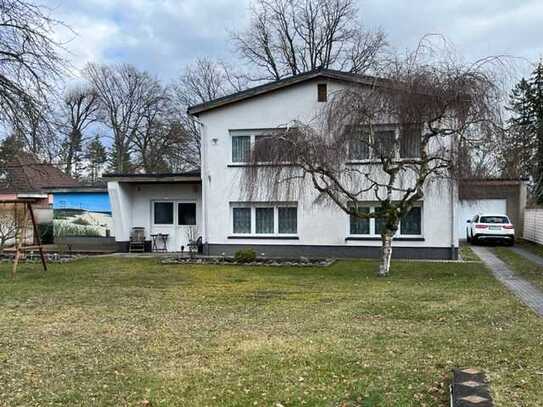 Großes Einfamilienhaus in zweiter Reihe auf großem Grundstück - Bezugsfrei!