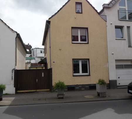 Wohnhaus mit Doppelgarage in hervorragender Lage im Stadtteil Rodenkirchen