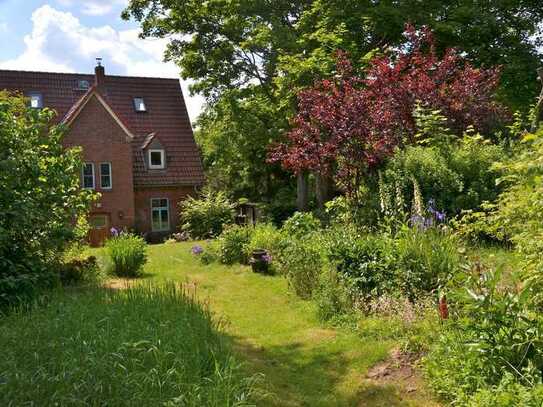 Elegantes Einfamilienhaus am Naturschutzgebiet mit großen Garten