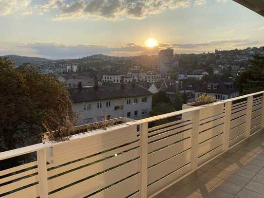 Wunderschöne 5-Zimmer-Wohnung mit Balkon, Terasse und Einbauküche in Stuttgart