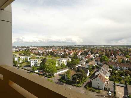 Toller Weitblick: 3,5 ZKB, Loggia, Badewanne, Gäste-WC, Tiefgarage