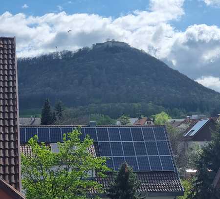 GROßZÜGIGE 4 ZIMMER DACHGESCHOSS MAISIONETTEN-WOHNUNG MIT BLICK ZUM HOHEN NEUFFEN