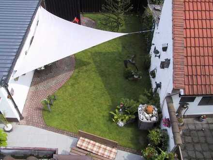 Maisonette-Wohnung mit viel Charme: Einbauküche, Garten, Dachterrasse und Doppelgarage.