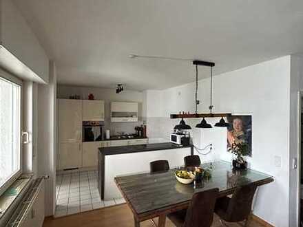 Schöne helle 2-Zimmerwohnung mit Tageslichtbad, Einbauküche & Balkon