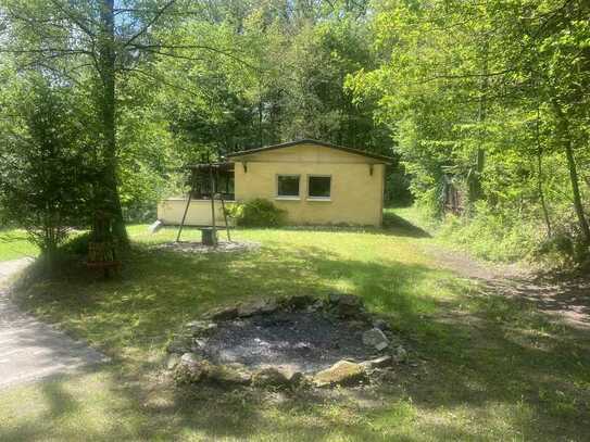 Freizeitgrundstück mit Wochenendhaus im Wald