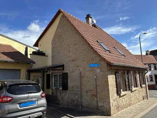 Schönes Einfamilienhaus mit Doppelgarage, Garten und Innenhof