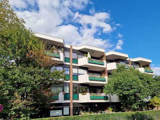 mit sonnenverwöhntem Balkon und Aufzug