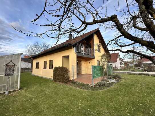 Modernisierte Terrassenwohnung mit drei Zimmern sowie Balkon und EBK in Gachenbach