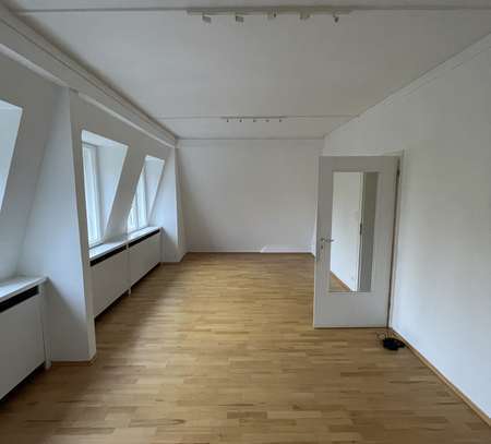 Helle 2-Zimmer-Wohnung in Köln Niehl mit Blick auf die Pferderennbahn