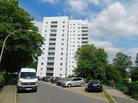 Einzugsbereit renovierte Wohnung mit Balkon, ideal als Paar oder alleine! Aufzug vorhanden!