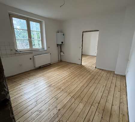 Sanierte 2,5 Zimmer Wohnung im 1. Obergeschoss mit Wintergarten