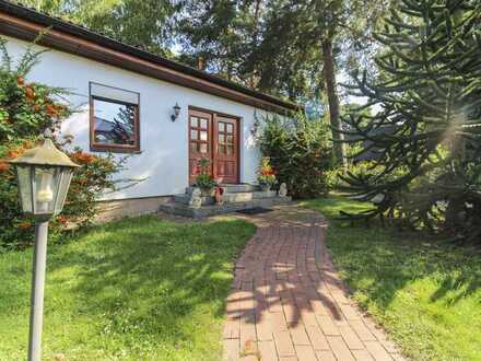 Niedrigenergiehaus in Strandbadnähe: Gepflegter Bungalow in einzigartiger Lage von Eichwalde