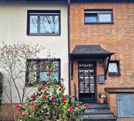 Charmantes Reihenhaus mit schön angelegtem Garten in guter Lage von Düsseldorf sucht neue Besitzer
