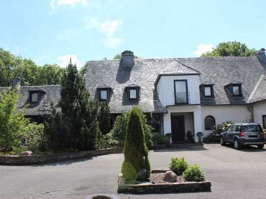 Vierkanthof in Alleinlage mit Panorama Ausblick übers Rheintal ,Pferdehaltug,4 Wohnungen,Aus