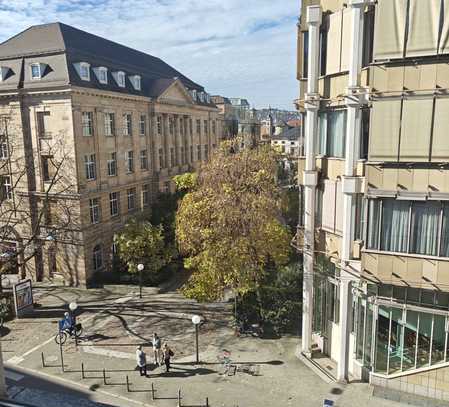 Helle 3,5-Zimmer-Wohnung kernsaniert mit Parkplatz im Innenhof und zwei Kellerräumen!