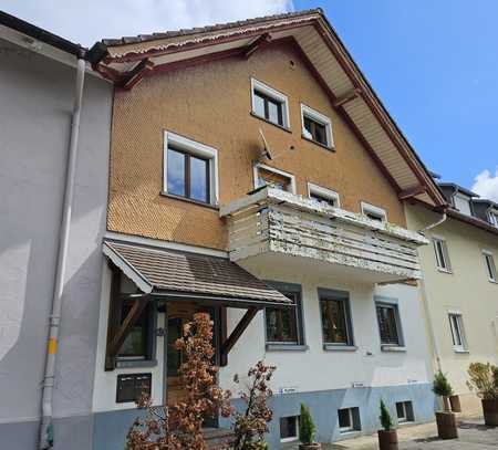 Großzügiges Zweifamilienhaus mit eigenem Wald und prima Verkehrsanbindung!