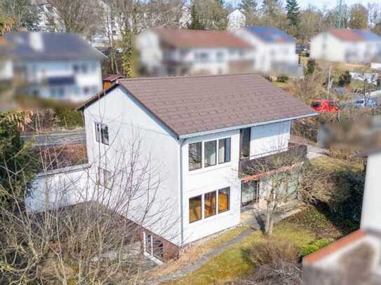 Top Lage: Haus mit Entwicklungspotenzial, Alpenblick und 2 Garagen auf großem Grundstück - Braunland