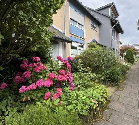 Renovierungsbedürftiges Reiheneckhaus mit Photovoltaikanlage und Garage in familienfreundlicher Lage