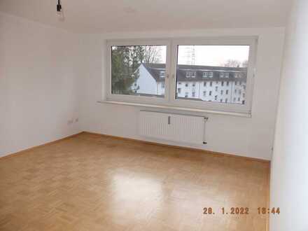 Schöne helle modernisierte und renovierte DG-Wohnung inkl. Einbauküche - Nähe Papenholz