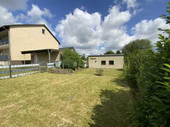 Großzügige 3-Zimmer-Wohnung mit überdachter Loggia und Terrasse, eigenem Garten und 2 Garagen