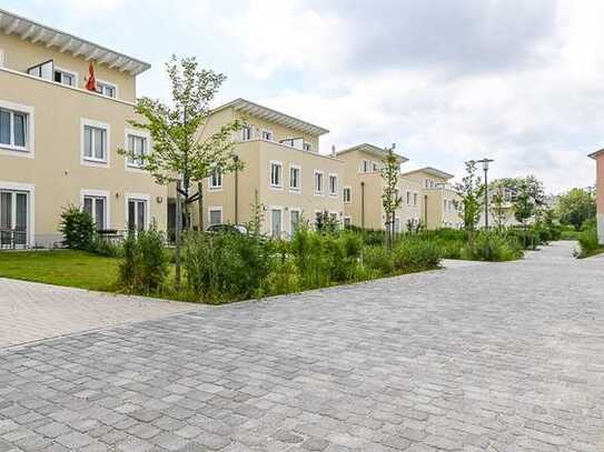 MODERNE DOPPELHAUSHÄLFTE IN IDYLLISCHER FAMILIENUMGEBUNG MIT KLEINEM GARTEN