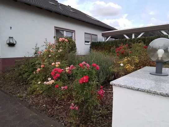 Ruhige Dachgeschosswohnung in Zweifamilienhaus (maklerfrei)