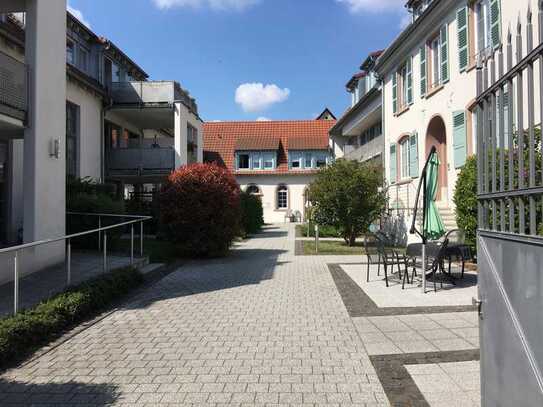 Seniorengerechte schöne 2 Zimmer Wohnung mit Balkon