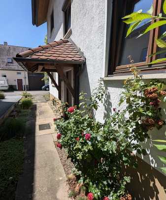 Gepflegtes Zweifamilienhaus mit ausgebautem Dachstock, großer Garage mit Carport und Garten