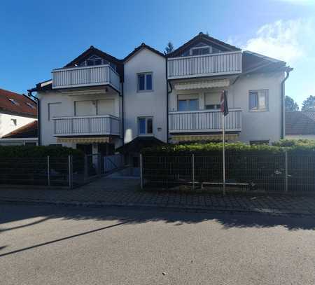 Helle und gut geschnittene 2-Zimmer-Dachgeschosswohnung mit Balkon und Einbauküche in Gersthofen